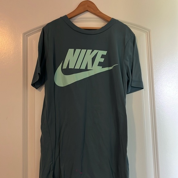 Women’s Nike tee - Picture 1 of 3